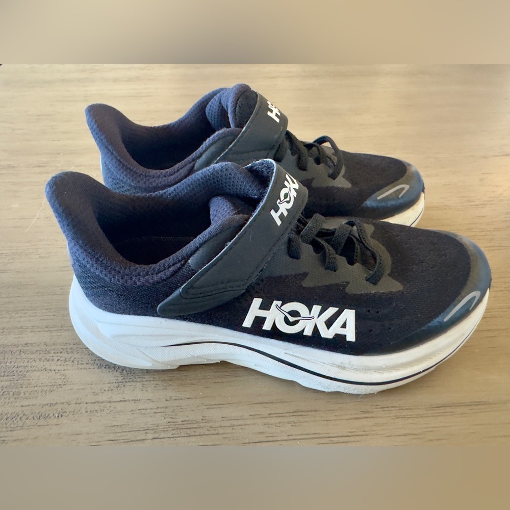 Hoka Clifton 10 Kids Black and White Sneakers no Tie, size 2M
